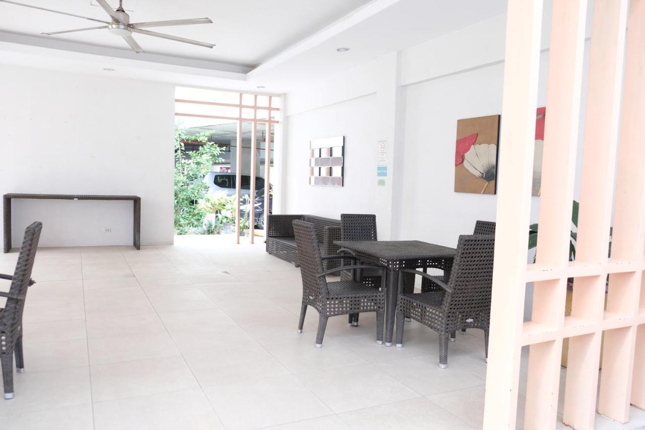 2-Bedroom Boutique City Condo - Newly Renovated! 세부 외부 사진