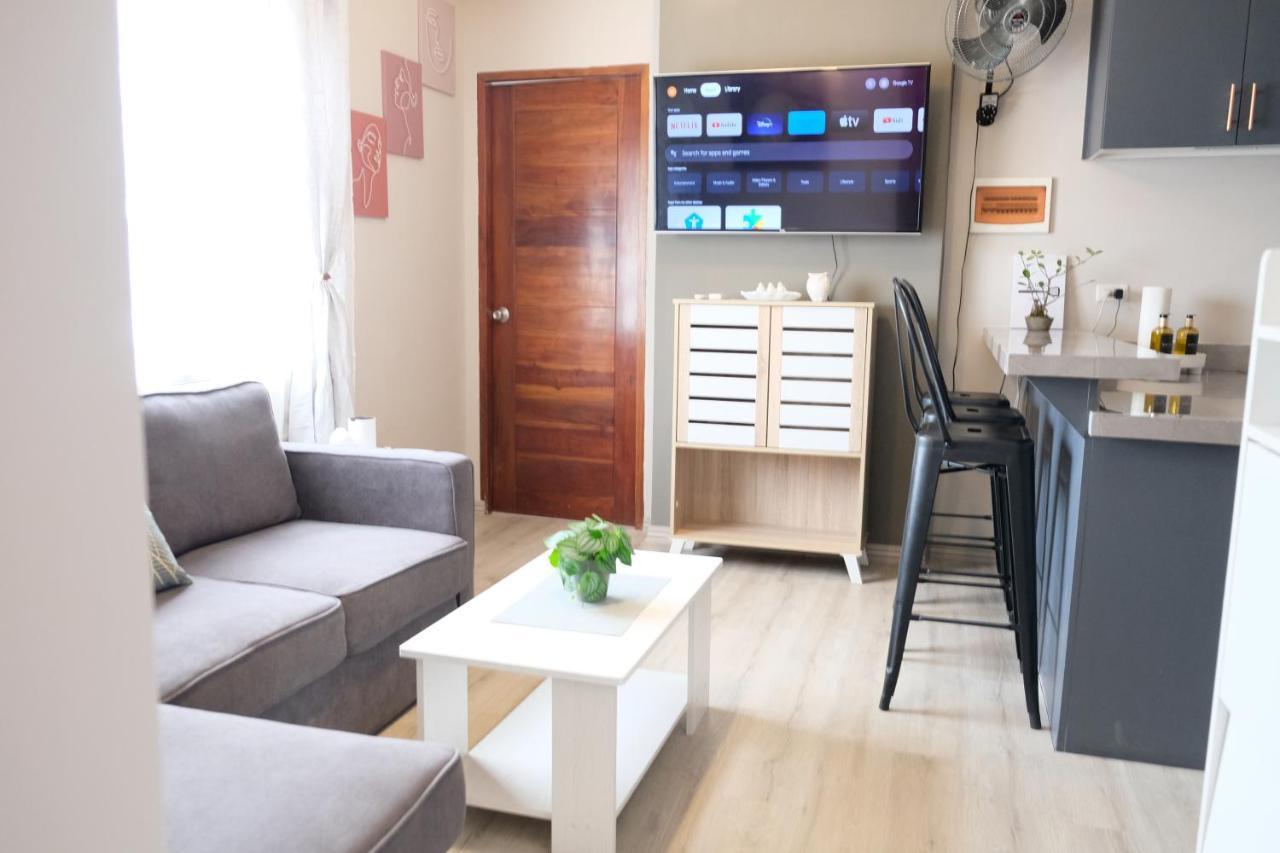 2-Bedroom Boutique City Condo - Newly Renovated! 세부 외부 사진
