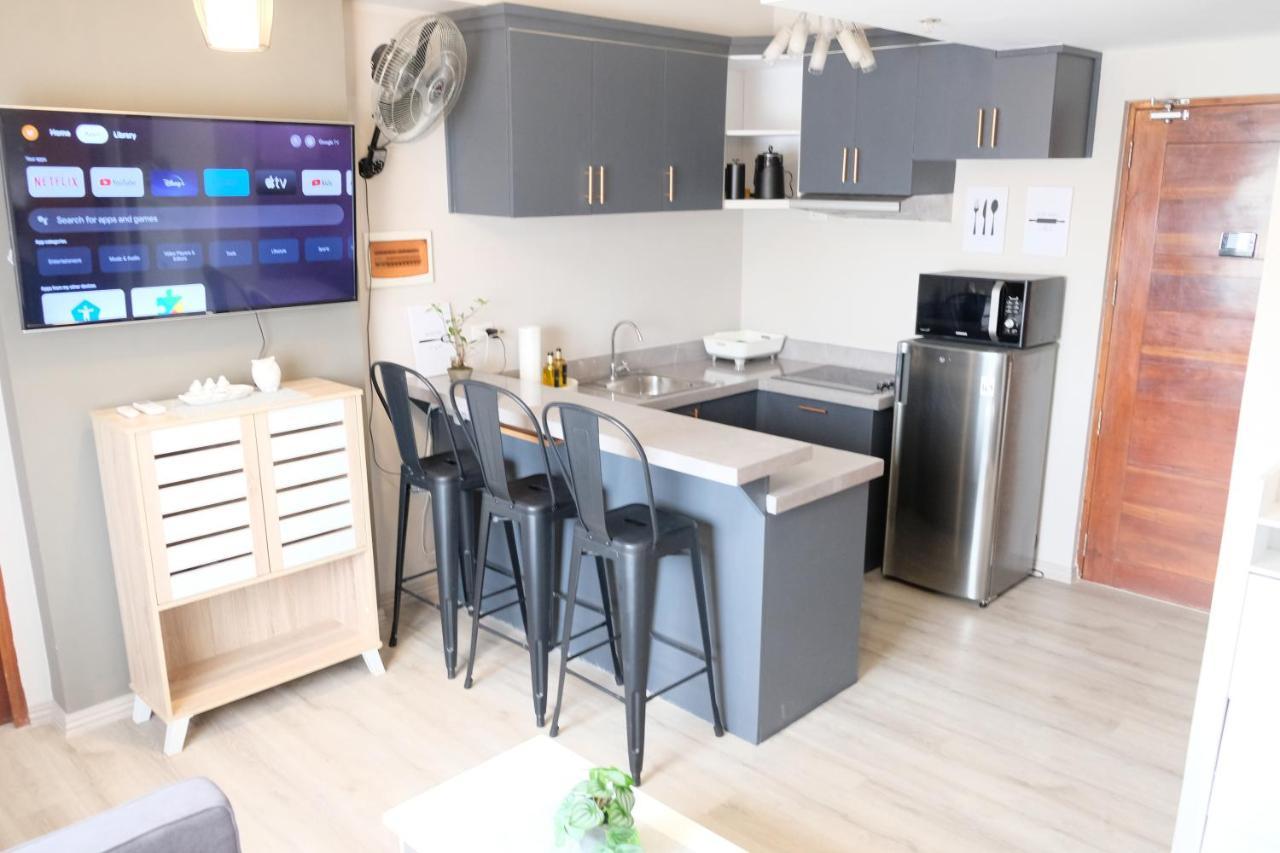2-Bedroom Boutique City Condo - Newly Renovated! 세부 외부 사진