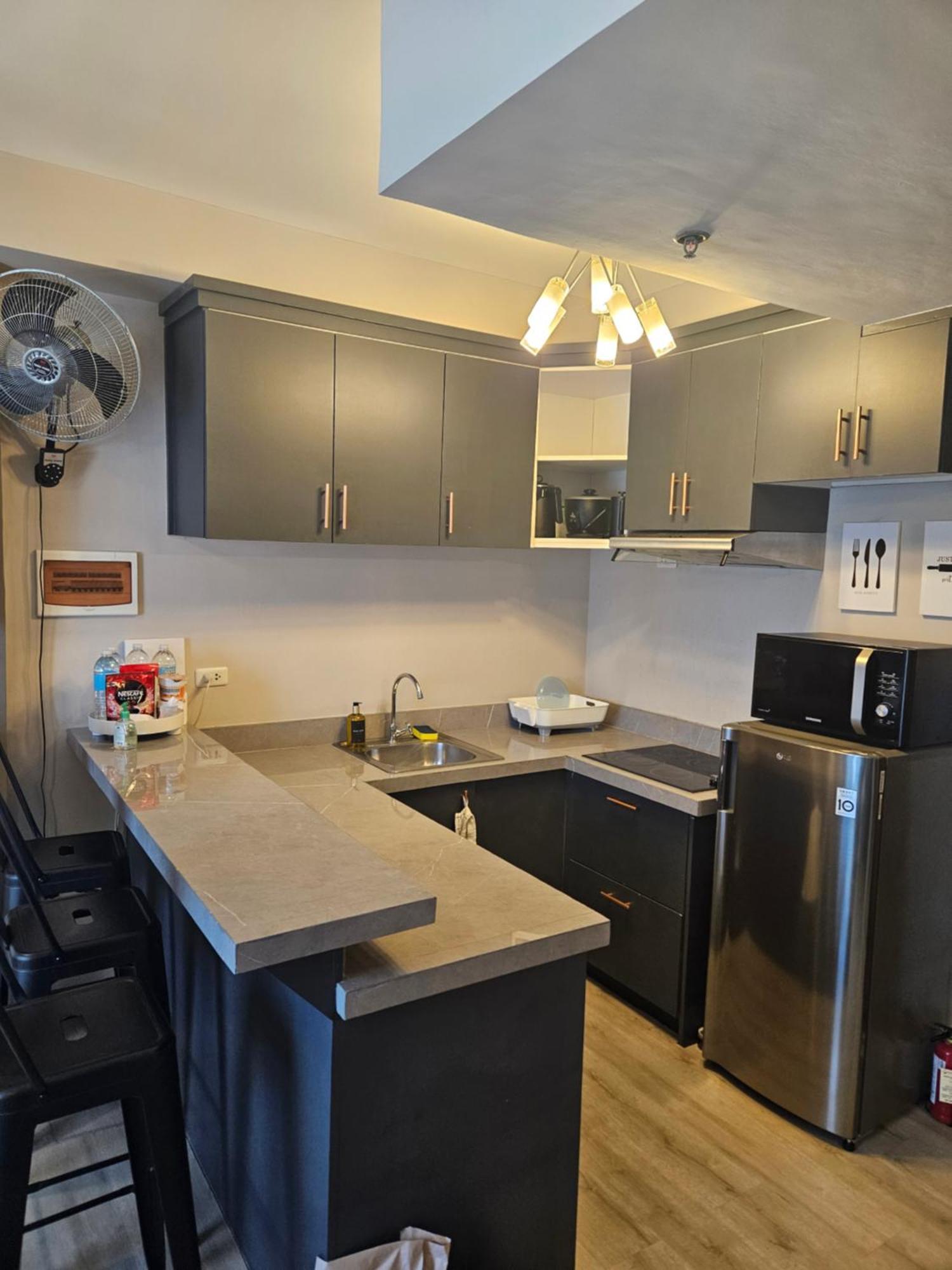 2-Bedroom Boutique City Condo - Newly Renovated! 세부 외부 사진