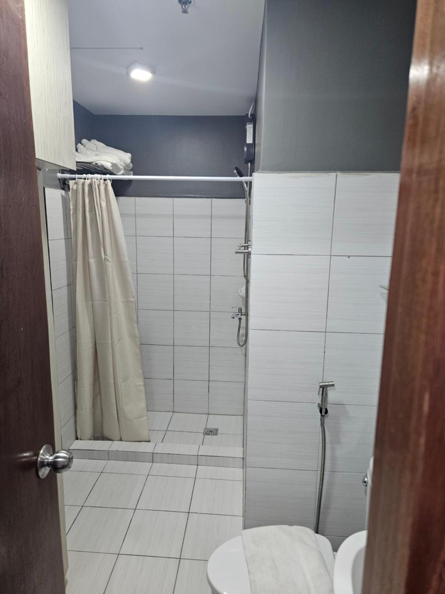 2-Bedroom Boutique City Condo - Newly Renovated! 세부 외부 사진